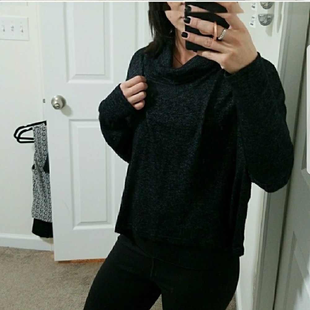 🔥3 for $20| EUC Cozy Cowl Neck Sweater
